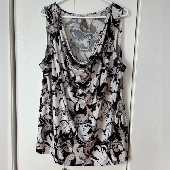 🎉4/30$🎉 Monochrome Floral Drape Tank – Size 1X - Picture 1 of 4